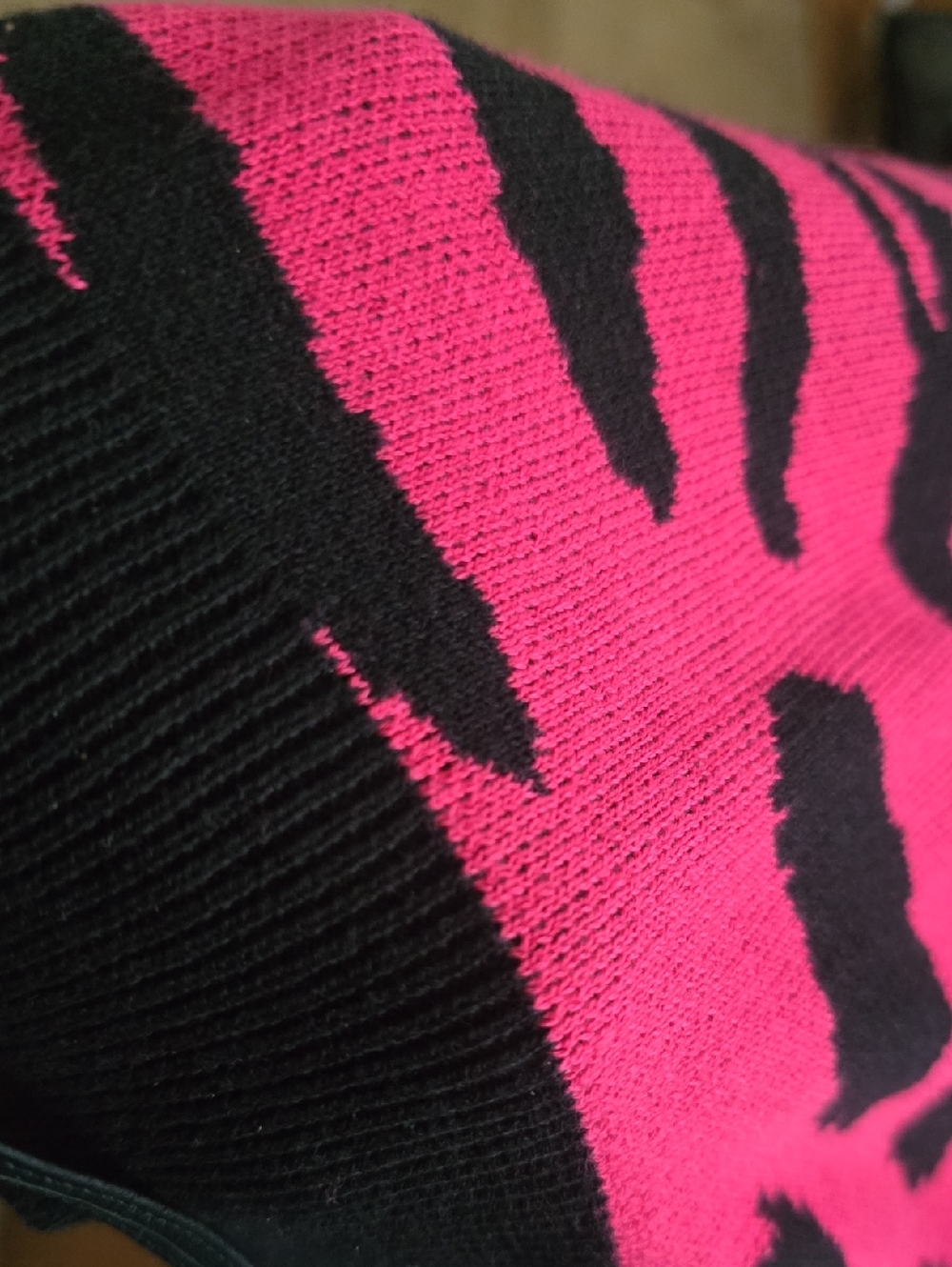 OXKNIT Vintage Style Hot Pink & Black Animal Print V-Neck Short Sleeve Sweater - Picture 4 of 4